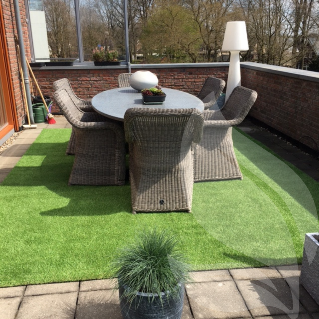 kunstgras op tegels op een balkon met zitje
